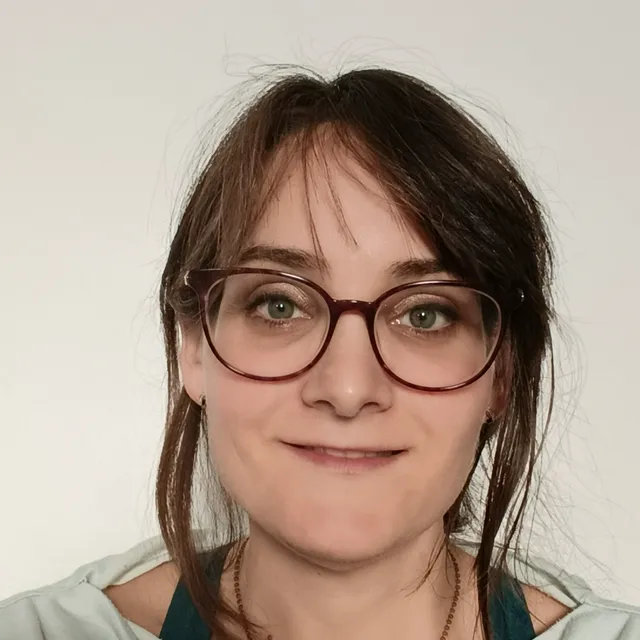 Marie Bioud, souriante, lunettes rondes, cheveux châtains